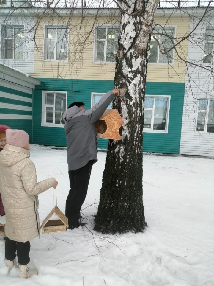 Специалисты Государственного природного заказника «Зея буйлары» были приглашены на экологическое мероприятие по установке кормушек в МБОУ»Протоповская СОШ»