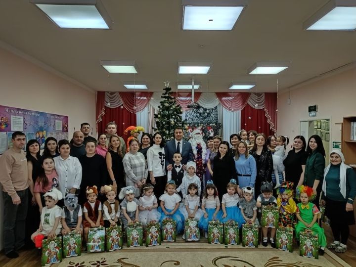 Глава Буинского муниципального района участвовал  в новогоднем утреннике