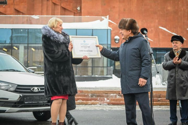 Рөстәм Миңнеханов Буа мәдәният бүлегенә автомобиль тапшырды