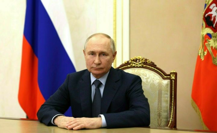 Путин укытучылар хезмәтенә бердәм кагыйдәләр нигезендә түләнергә тиешлеген әйтте