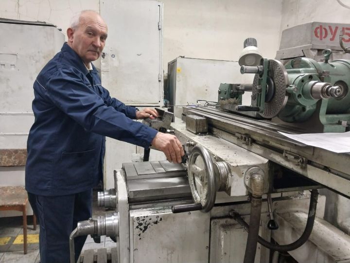 Фрезеровщик Буинского машиностроительного завода Ильдара Хайруллин 48 лет трудится на заводе