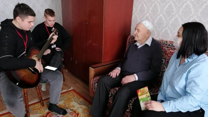 Волонтеры поздравили ветеранов и пожилых с Днем защитника Отечества