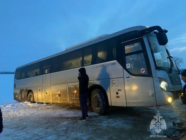 В Буинском районе в снегу застрял автобус с детской хоккейной командой