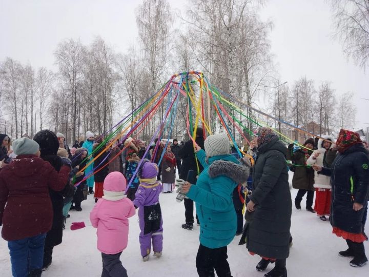 Сегодня в Молодежном парке Буинска встречали Масленицу (+фото)