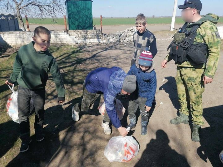 Буинцы в зоне СВО раздали детям пакеты с гостинцами ( 5 фото)