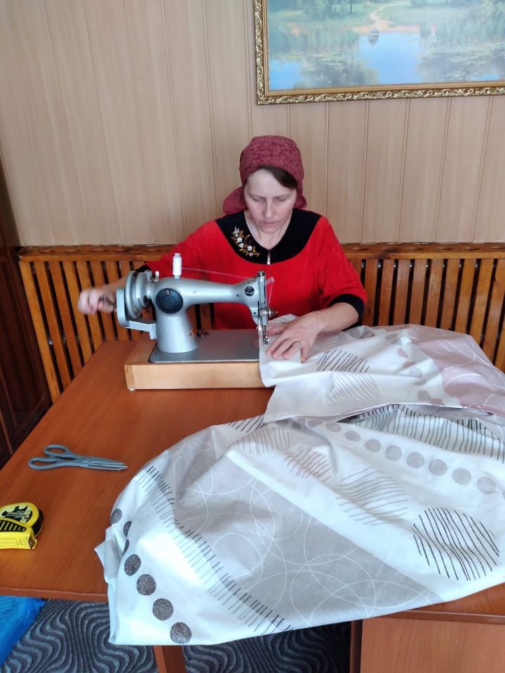 Женщины Буинского района шьют комплекты постельного белья для детского дома города Перевальск (+фото)