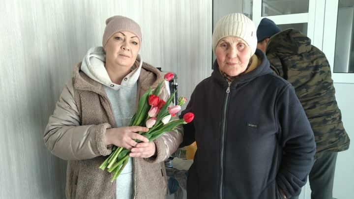 Сегодня пришедшим в приют женщинам вручили и цветы (ФОТО, ВИДЕО)