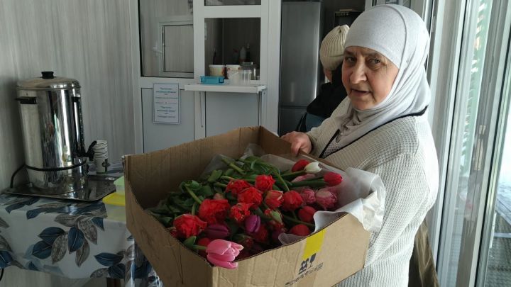 Сегодня пришедшим в приют женщинам вручили и цветы (ФОТО, ВИДЕО)