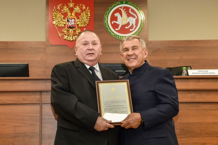 Рөстәм Миңнеханов Буаның җәмәгатьчелек суды судьясы Ренат Төхвәтуллины тәбрикләде