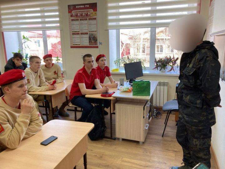 «Ребята, любите свою Родину»! В Буинске участник СВО встретился с школьниками