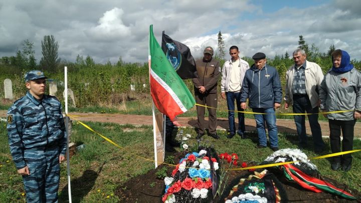 Сегодня состоялось возложение цветов на могилы погибших в СВО