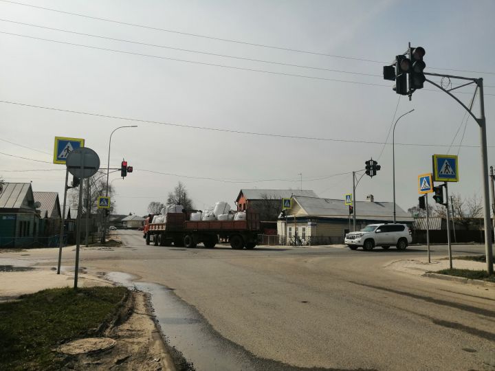 Первый светофор в Буинске.  Ветеран госавтоинспекции Буинского  района рассказал когда  и по какой причине он был установлен?