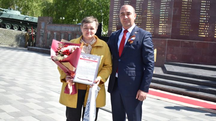 На Параде в Буинске благодарность командира передали матери бойца СВО