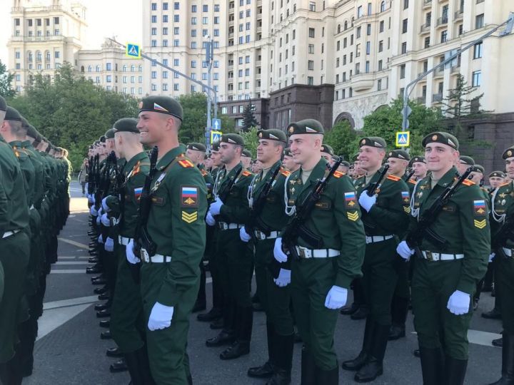 Сегодня буинцы -  курсанты военных учебных заведений Москвы участвуют в параде (фото)