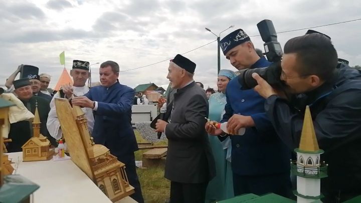 На Буинском Сабантуе Лейле Фазлеевой подарили татарский калфак. Марат Зяббаров установил полумесяц на минарет на макете мечети (фото)