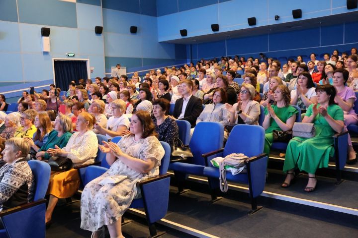 Сегодня медицинские работники собрались в Центре культурного развития по случаю профессионального праздника (фото)