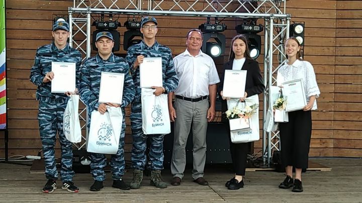 В Буинске в День молодёжи молодёжь «искупалась» в краске. Празник получился замечательный (фото)