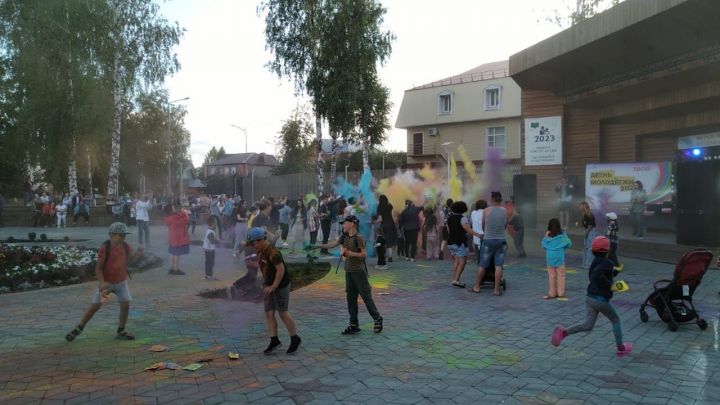 В Буинске в День молодёжи молодёжь «искупалась» в краске. Празник получился замечательный (фото)