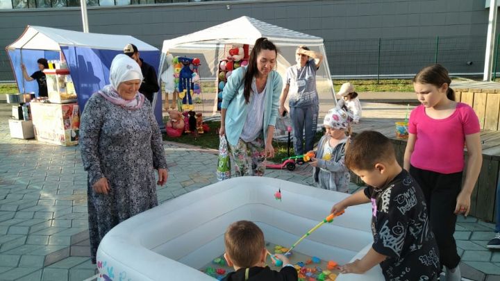 В Буинске в День молодёжи молодёжь «искупалась» в краске. Празник получился замечательный (фото)