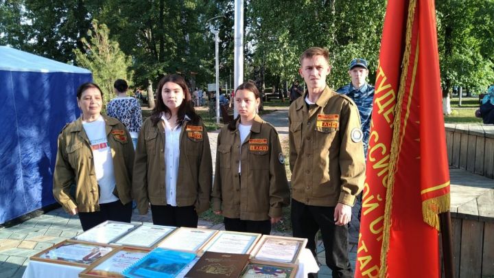 В Буинске в День молодёжи молодёжь «искупалась» в краске. Празник получился замечательный (фото)