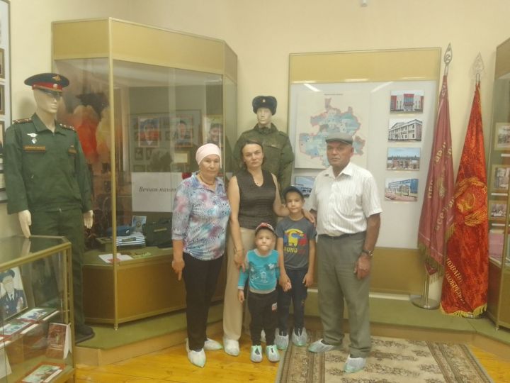 Буинский музей посетили родители, супруга и двое сыновей погибшего на СВО