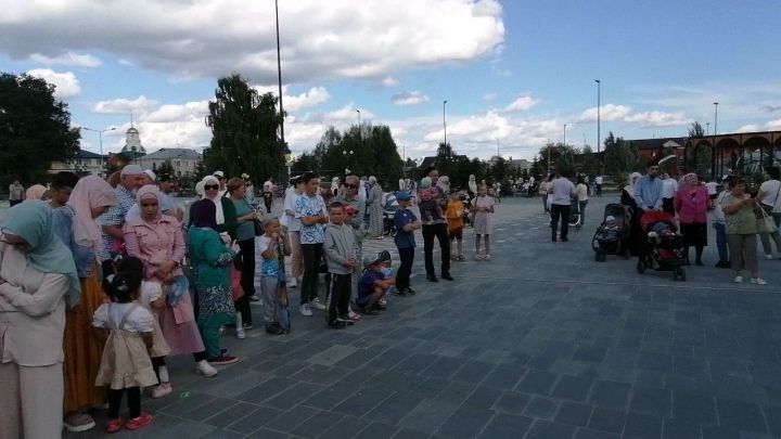 В Буинске в Центральном парке состоялся праздник по случаю Курбан-байрам, объединивший и жителей ближайших районов (фото, видео)