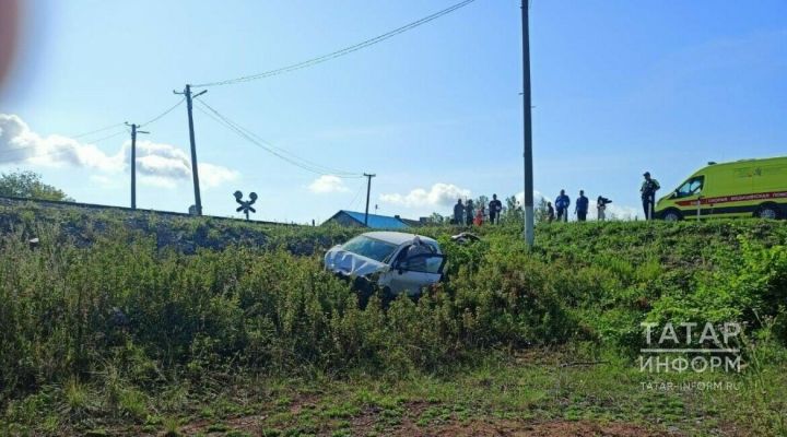 Водитель иномарки, столкнувшейся с поездом, уснул за рулем