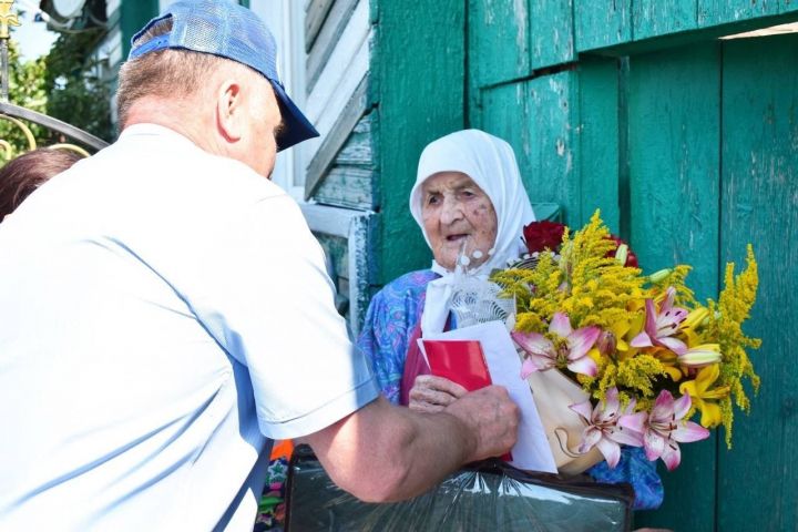 105-летняя юбилярша из Буинского района Елизавета Артемьева сама встретила гостей и спела песню