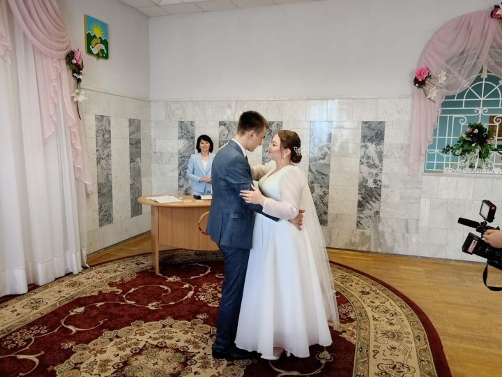 В Буинске сегодня женился участник СВО (фото видео)