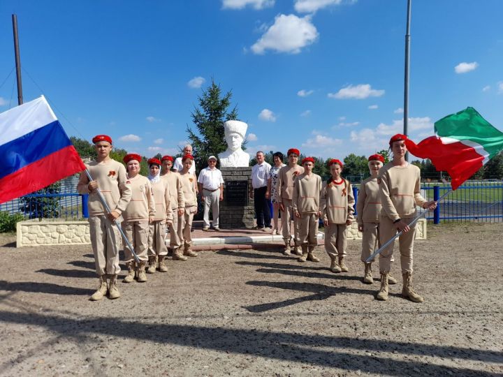 В Буинске гимназисты собрались возле памятника Муллануру Вахитову (фото)