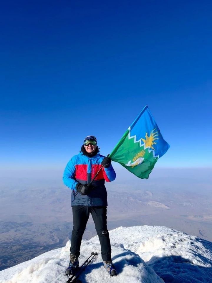 Глава Буинского района поднялся на вершину горы Арарат и развернул там флаг района
