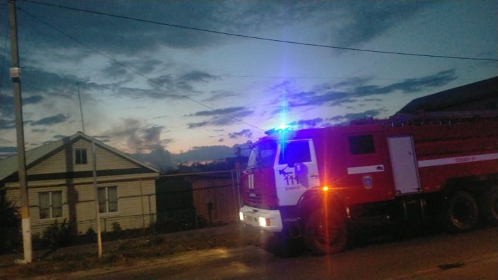 В Буинске горит баня. Пожарные в эти минуты заняты тушением огня