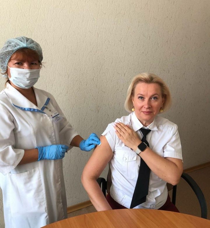 Главный санитарный врач Татарстана сделала прививку против гриппа