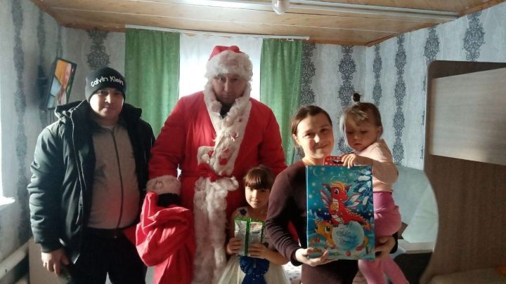 Сотрудники ОСП 46 Старые Тинчали продолжают дарить новогоднее настроение