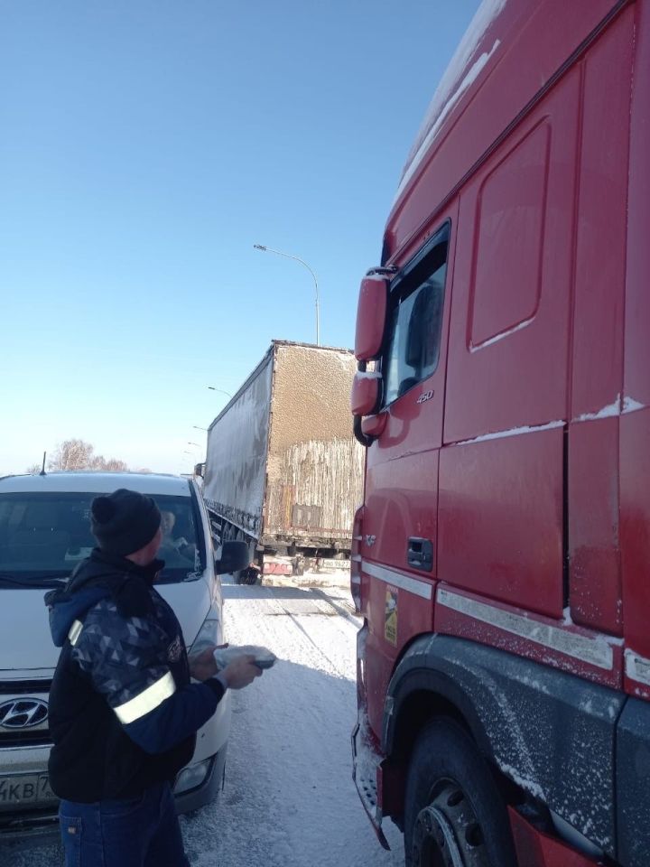 В Буинске исполком района и мухтасибат раздали водителям большегрузов горячей еды и чая