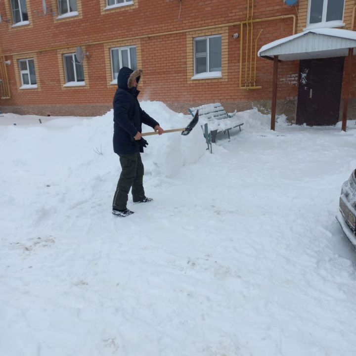 Жители Буинска берут лопаты и помогают очищать от снега свои дворы и улицы