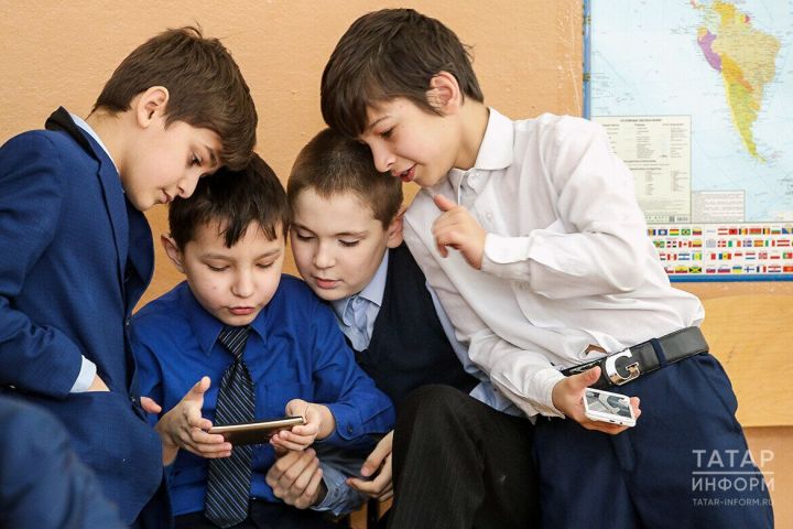 Закон запретил школьникам использовать телефоны на уроках