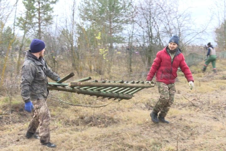 В Буинске обновляют ограждения мусульманского и  христианского кладбищ