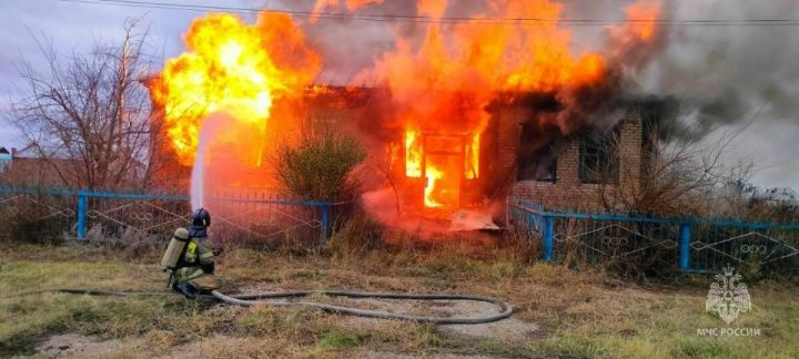 В селе Бюрганы пьяный мужчина уснул с непотушенной сигаретой и сгорел на пожаре