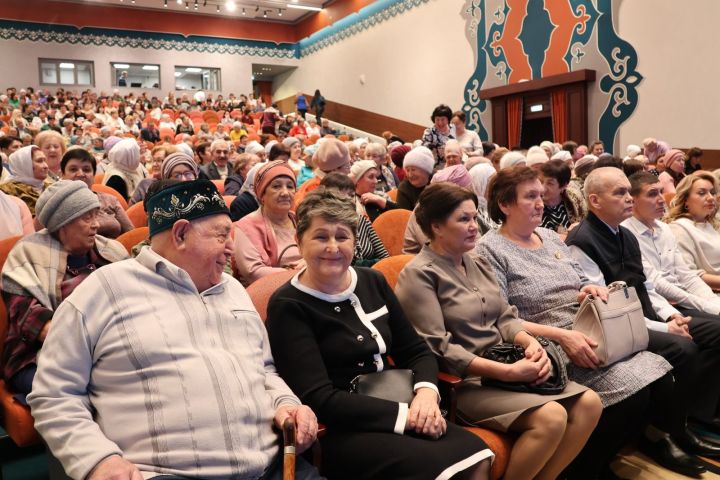 Буа дәваханәсенә  юбилей бүләге –  “Ак чәчәкләр” әсәре буенча спектакль.  Анда  Россиянең атказанган табибы Асия Мухина язмышы  (фото, видео)