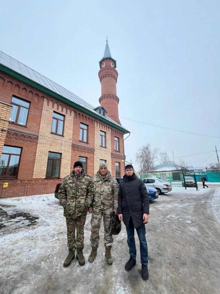 Буинский мухтасибат оперативно помог водителю “Урал”а,  следовавшего через Буинск на СВО,   ремонтировать машину (фото, видео)