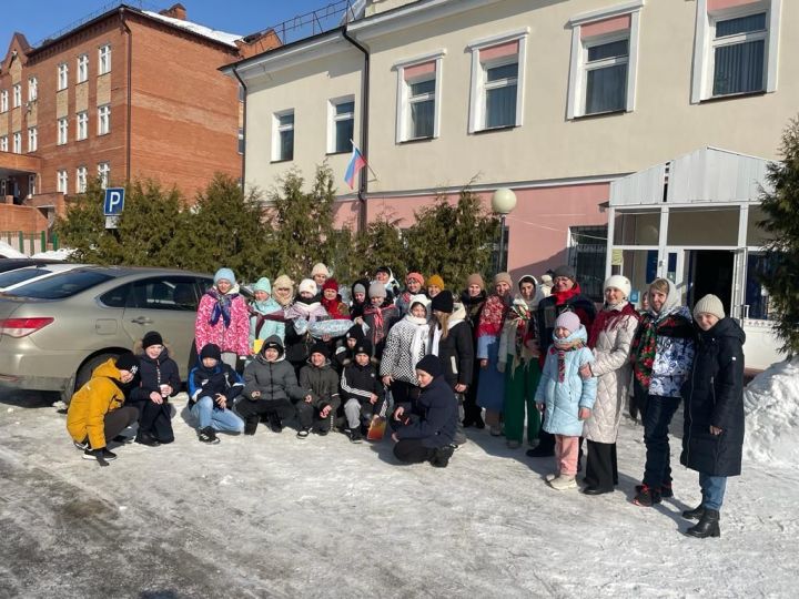 Сегодня в старой части Буинска для избирателей был организован праздник Масленица. А в местный музей можно  зайти на экскурсию бесплатно по «браслетам».