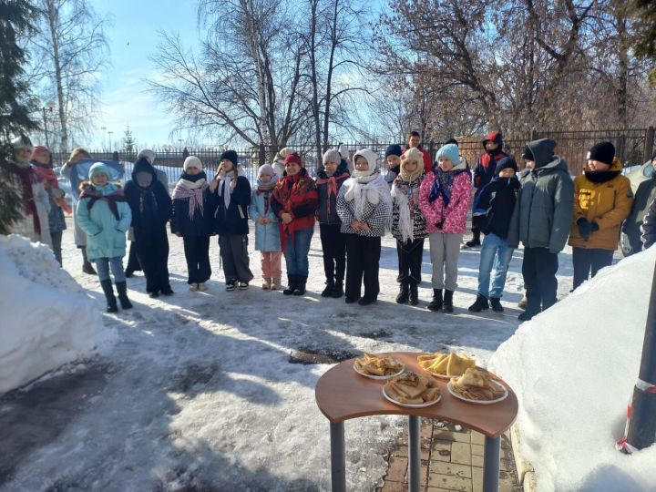 Сегодня в старой части Буинска для избирателей был организован праздник Масленица. А в местный музей можно  зайти на экскурсию бесплатно по «браслетам».