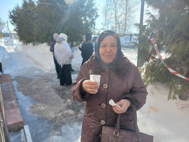 Сегодня в старой части Буинска для избирателей был организован праздник Масленица. А в местный музей можно  зайти на экскурсию бесплатно по «браслетам».