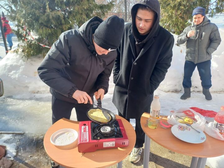 Сегодня в старой части Буинска для избирателей был организован праздник Масленица. А в местный музей можно  зайти на экскурсию бесплатно по «браслетам».