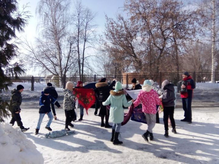 Сегодня в старой части Буинска для избирателей был организован праздник Масленица. А в местный музей можно  зайти на экскурсию бесплатно по «браслетам».