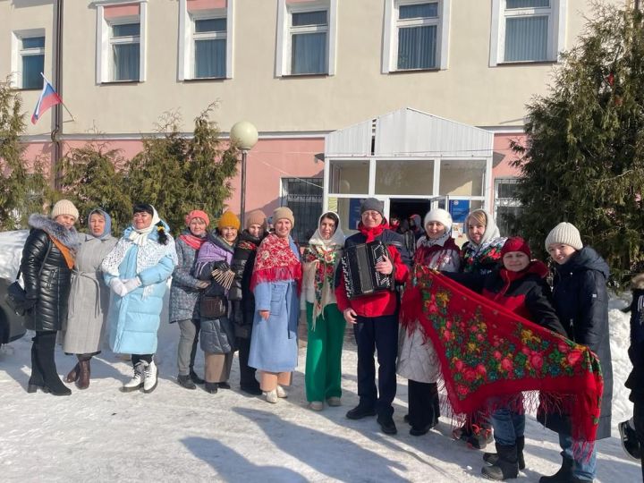 Сегодня в старой части Буинска для избирателей был организован праздник Масленица. А в местный музей можно  зайти на экскурсию бесплатно по «браслетам».