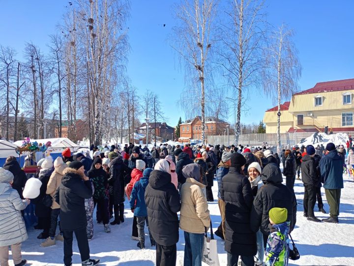 Буинцы после голосования спешили в Молодежный парк, на Масленицу