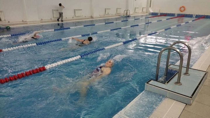В спорткомплексе «Дельфин» Буинска прошли семейные соревнования по плаванию