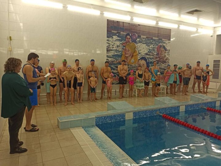 В спорткомплексе «Дельфин» Буинска прошли семейные соревнования по плаванию